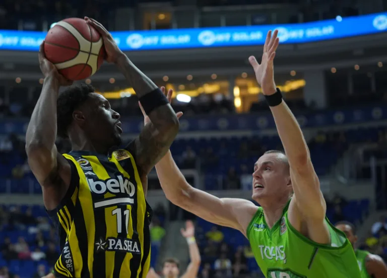 Fenerbahçe Beko, TOFAŞ'ı 90-88 yenerek liderliği aldı