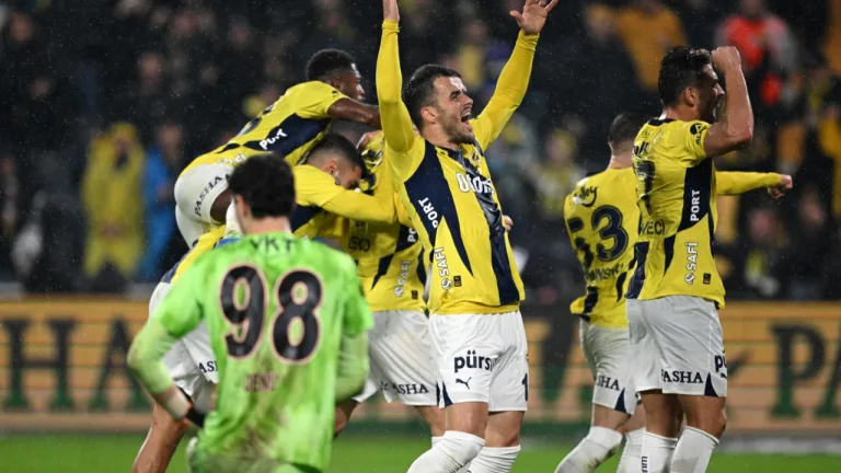 Fenerbahçe, Başakşehir'i 3-1 yenerek 2. sıraya yükseldi