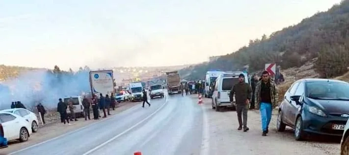 Gaziantep'te buzlu yolda TIR-minibüs kazası: 2 ölü, 7 yaralı