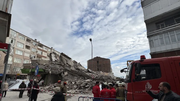 İstanbul Güngören'de bina yıkım sırasında çöktü