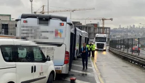 Rögar kapağı metrobüsü durdurdu, yolcu yola düştü