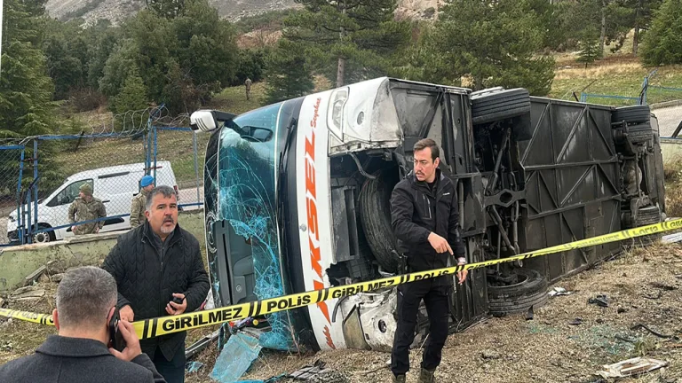 Isparta'da yolcu otobüsü devrildi: bir ölü, 18 yaralı