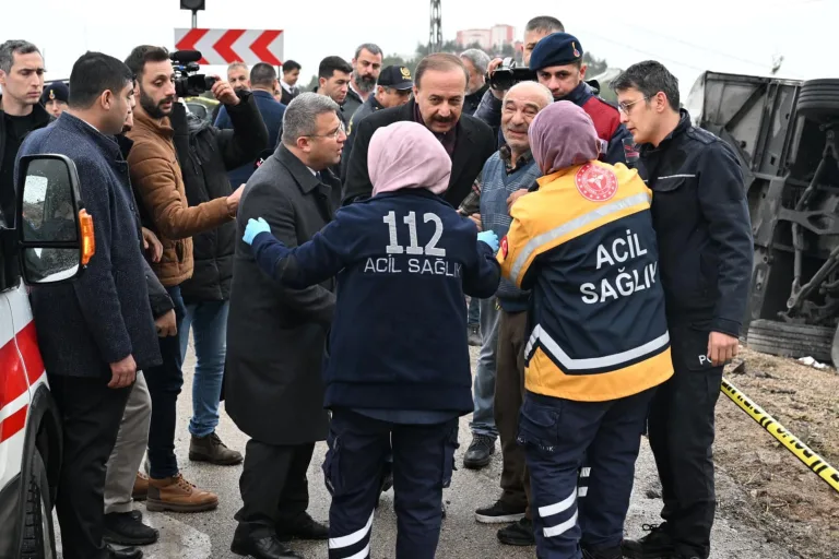 Yolcu otobüsü tarlaya uçtu: 1 ölü, 24 yaralı