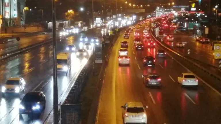 İstanbul'da yağışlar trafiği felç etti