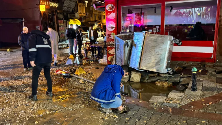 Kadıköy'de su şebekesi patladı, bina sakinleri tahliye edildi