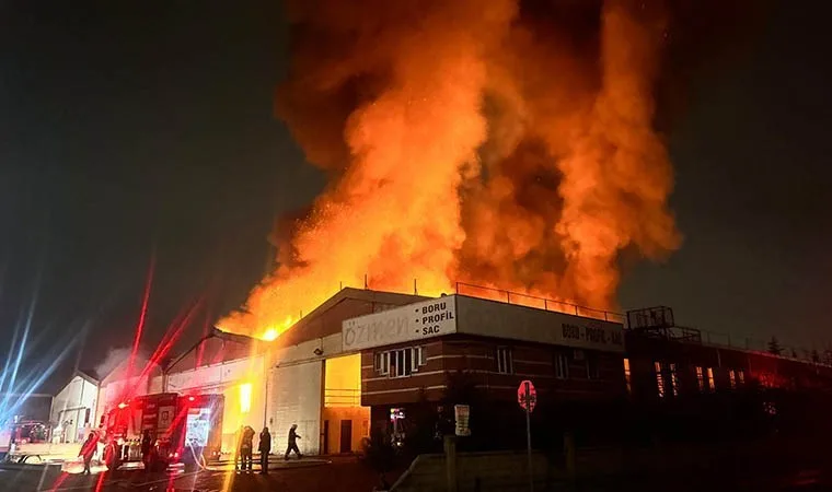 Kayseri'de fabrika yangınına ekipler müdahale ediyor