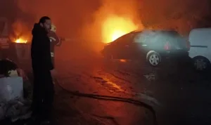 Bodrum'da sanayi sitesine yıldırım düştü, iki araç yandı!