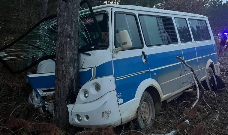 direksiyon hakimiyetini kaybeden minibüs ağaca çarptı: 5 yaralı