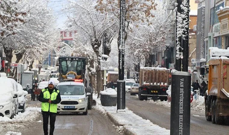 Van'da kar yağışı nedeniyle 131 yerleşim yeri kapandı