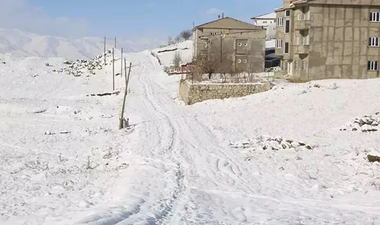 Hakkari'de kar yağışı yolları kapattı