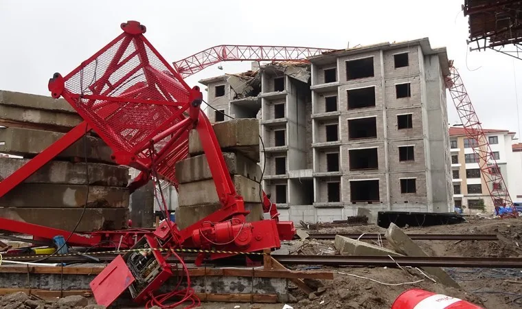 TOKİ inşaatında vinç devrildi, 1 işçi yaralandı