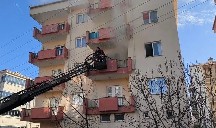 Çakmakla oynayan çocuk yangın çıkardı: 2 kişi hastaneye kaldırıldı