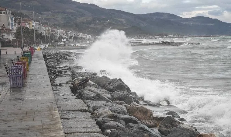 Samsun'da kuvvetli rüzgar dalga boyunu 2 metreye çıkardı