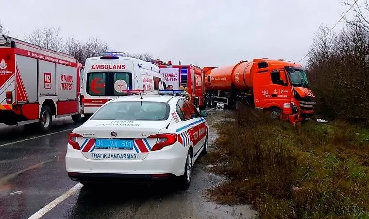 Silivri'de iki kamyon kafa kafaya çarpıştı