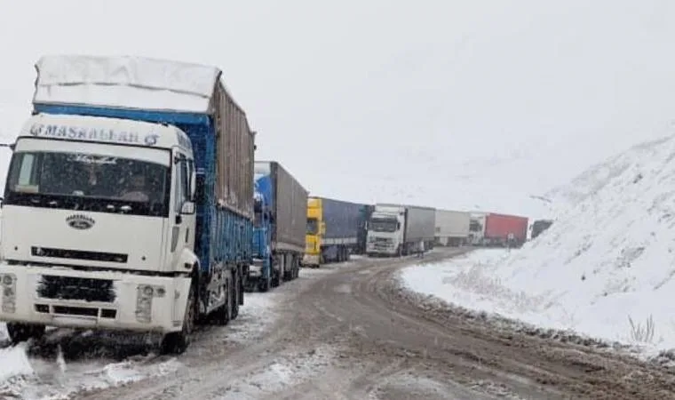 Yüksekova-Van karayolunda TIR'lar mahsur kaldı