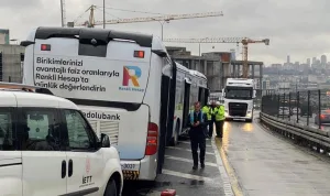 Metrobüs kazasında yolcu yola düştü