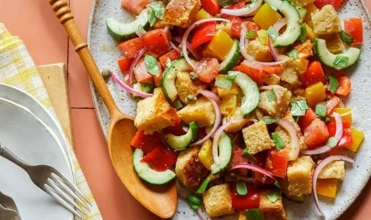 yılbaşı sofralarına renk katacak panzanella tarifi