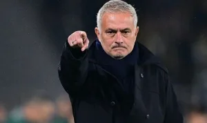 Mourinho, sahada fenalaşan Bove'yi aradı