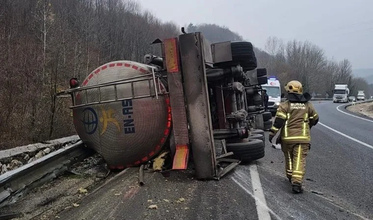 TIR devrildi, sürücü hayatını kaybetti ve asit dereye karıştı