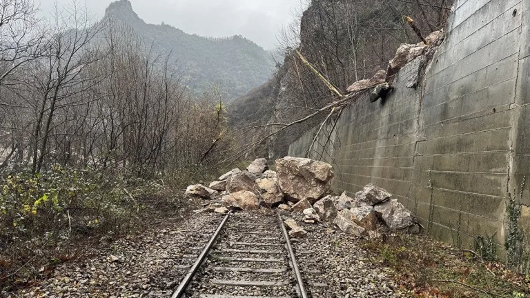 dev kayalar tren yoluna düştü, ulaşım durdu