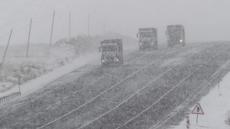 Kars-Göle kara yolu kar nedeniyle ulaşıma kapatıldı