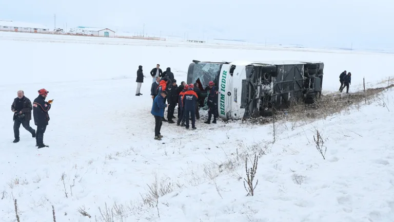 Kars'ta yolcu otobüsü devrildi, 23 kişi yaralandı