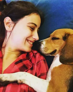 Hazal Kaya köpeğini kaybetmenin acısını yaşıyor