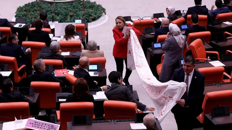 Mecliste kefenle konuşma yapan milletvekili dikkat çekti