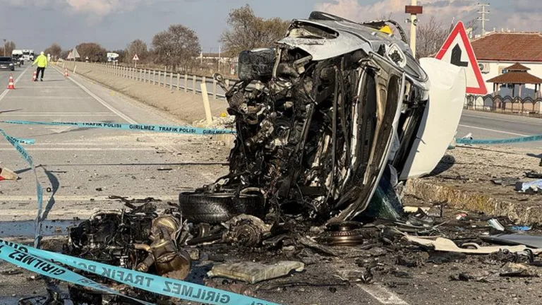 Konya'da otomobil devrildi, 3 kişi hayatını kaybetti