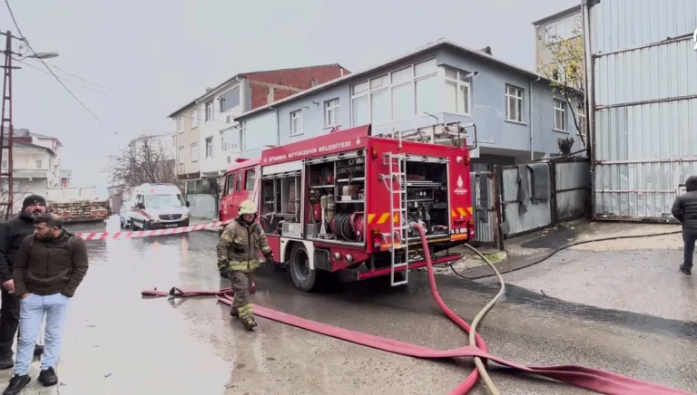 Sultanbeyli'de iş yerinde yangın çıktı