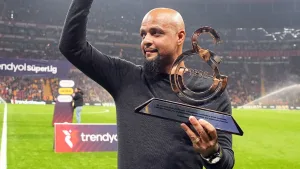 Galatasaray, Felipe Melo'ya plaket takdim etti