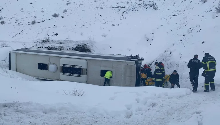 Yolcu otobüsü şarampole devrildi, 27 kişi yaralandı