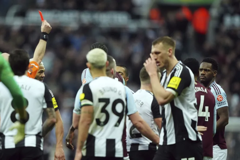 Newcastle United, Aston Villa'yı 3-0 yenerek seriyi sürdürdü