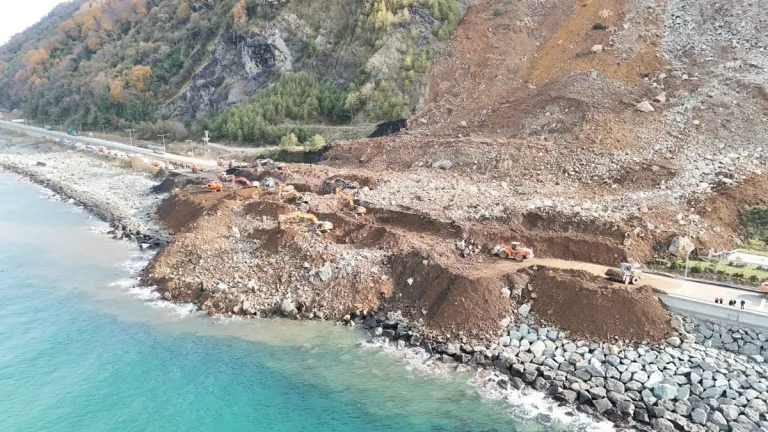 Karadeniz Sahil Yolu'nda heyelan can almaya devam ediyor