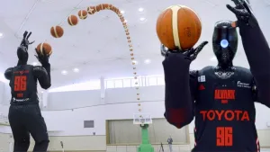 Toyota'nın CUE6 robotu 25 metreden basket atarak rekor kırdı