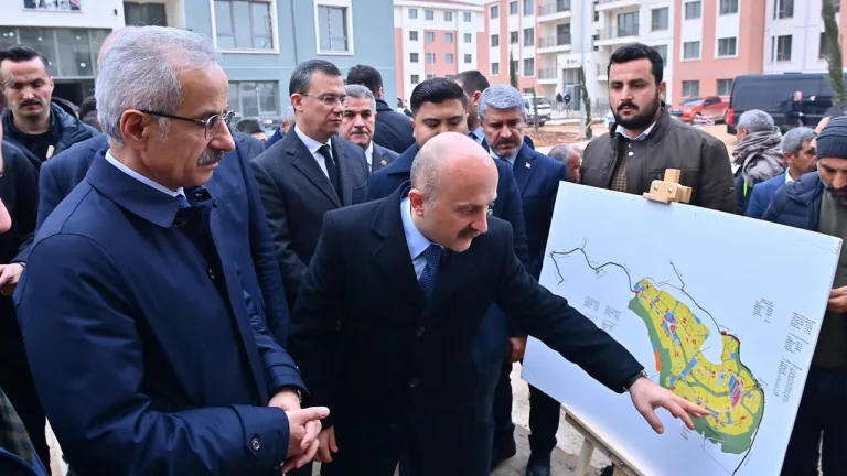 Ulaştırma Bakanı Uraloğlu, Adıyaman'da konut inşaatını inceledi