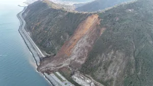 Karadeniz Sahil Yolu'ndaki heyelan için çalışmalar sürüyor