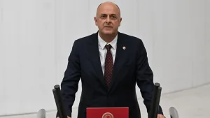 Ümit Özlale, İYİ Parti'den istifa edip CHP'ye katılıyor