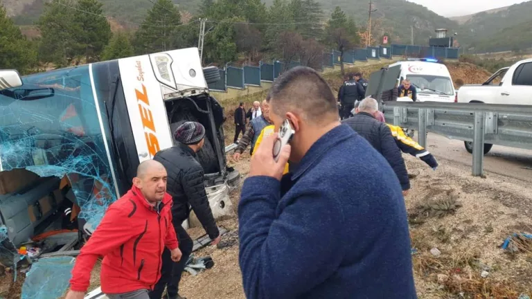 Isparta'da yolcu otobüsü devrildi: 1 ölü, 18 yaralı