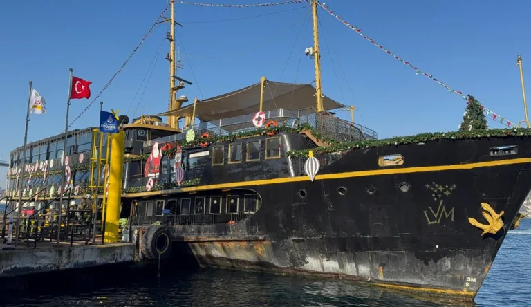 İstanbul'da tur teknesinde yangın çıktı