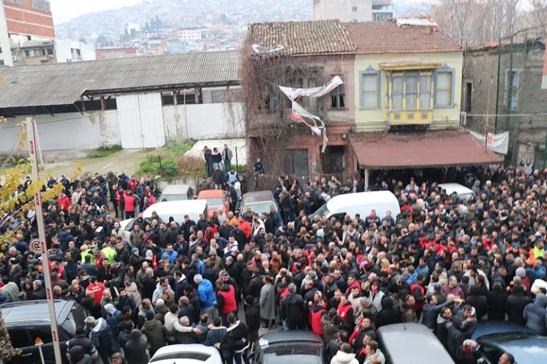 İzmir'de işçiler maaşları için eylem yaptı