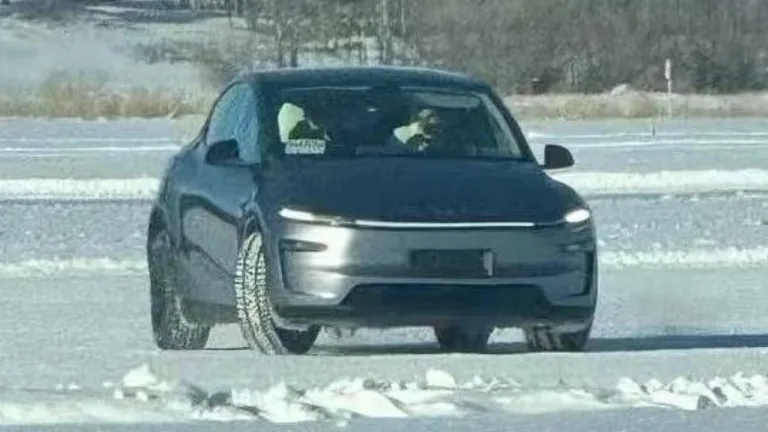 yeni Tesla Model Y tasarımı kamuflajsız görüntülendi