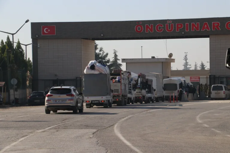 Suriyeliler Türkiye'den memleketlerine dönüş yapıyor