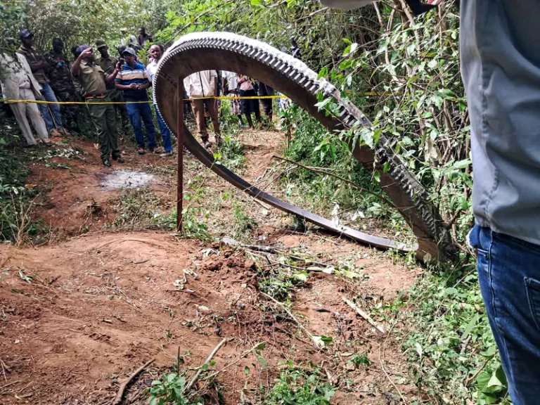 Kenya'da gökyüzünden metalik cisim düştü