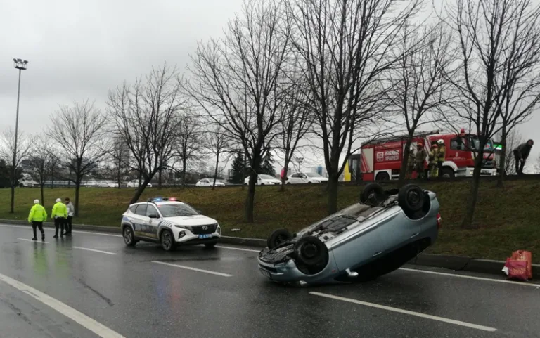 Başakşehir'de otomobil ters döndü, 3 kişi yara almadan kurtuldu