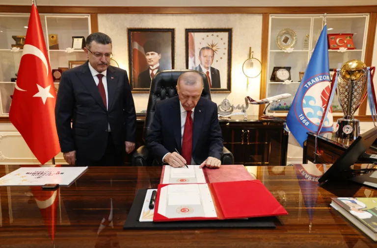 Erdoğan Trabzon Büyükşehir Belediyesi'ni ziyaret etti