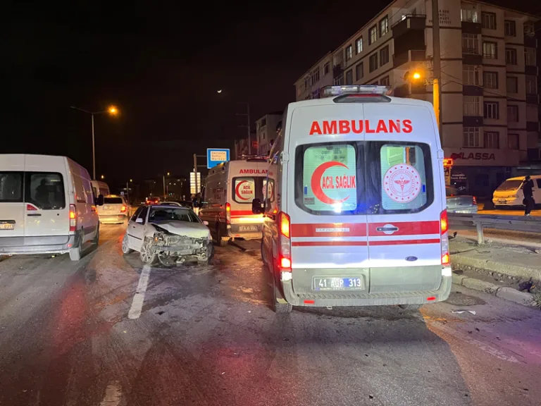 Kocaeli'de zincirleme trafik kazasında 2 kişi yaralandı