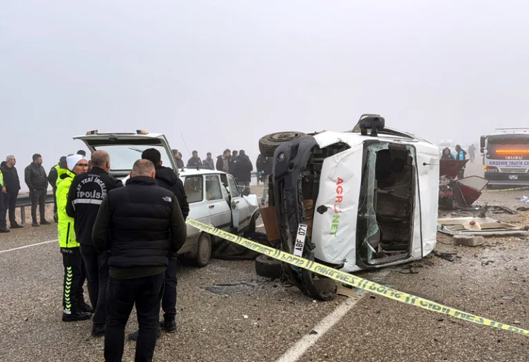 Kırşehir'de trafik kazasında 3 ölü, 18 yaralı