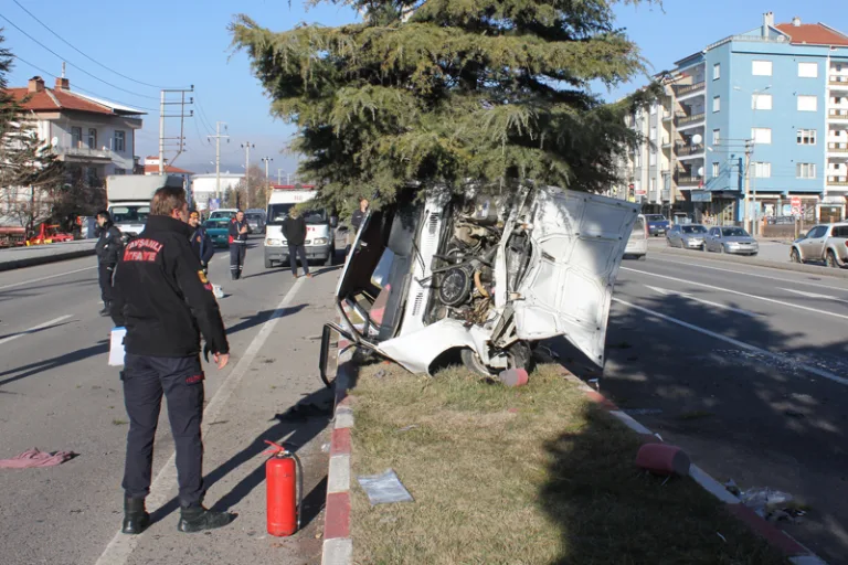 Kütahya'da ağaca çarpan otomobilde 3 kişi yaralandı