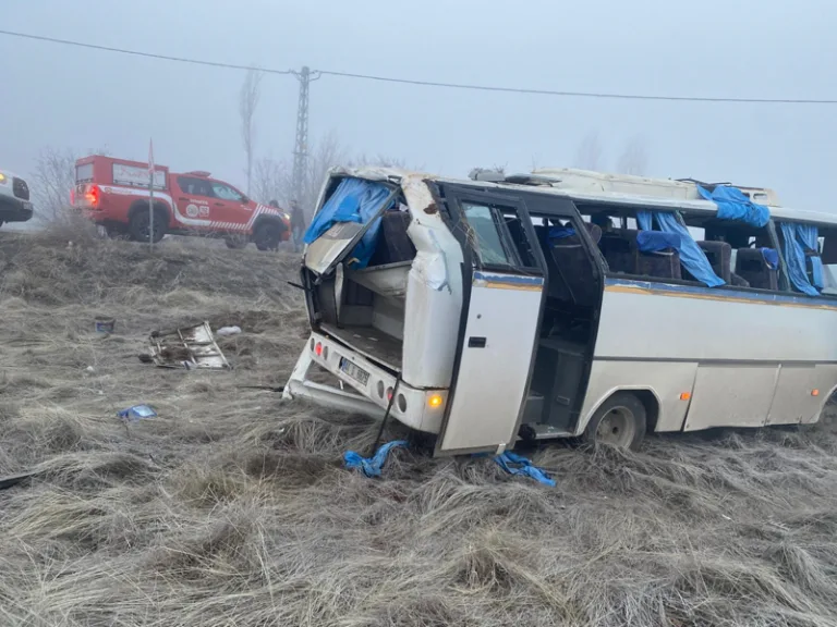 Malatya'da işçi servisi devrildi, 17 kişi yaralandı